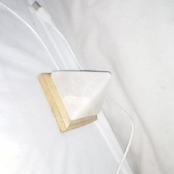 Crystal pyramid that lights up - Picture 2 of 2